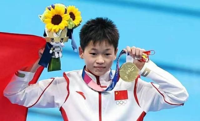 李晓梦（昆凌饰）脸上带泪与伙伴滕波（纪凌尘饰）彼此依靠；正楠（窦骁饰）不畏艰险只为守护女友佳慧（柏安饰）；哈里斯（詹森;艾萨克饰）与妻子倩薇（马昕墨饰）患难与共心心相印